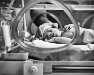 Un médecin qui s'occupe d'un bébé en couveuse